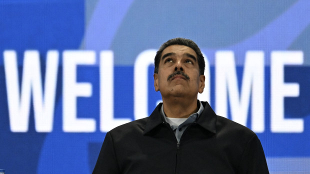 El presidente venezolano, Nicolás Maduro, hace un gesto durante la sesión de clausura del Foro Parlamentario Global Antifascista en Caracas