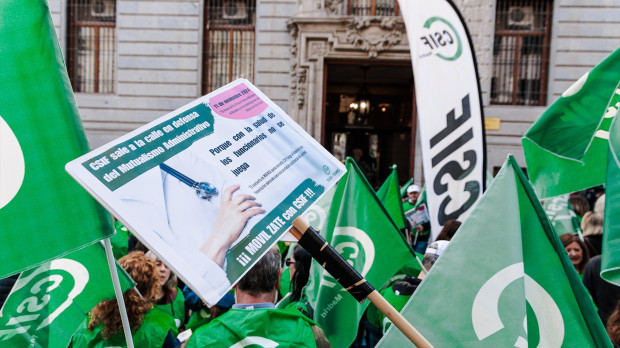 Manifestantes del CSIF durante la concentración frente al Ministerio de Hacienda para pedir el mantenimiento de Muface