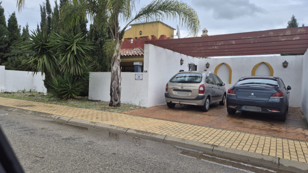 Las circunstancias se agravan por días y la angustia de Carlos le hunde en los trámites legales