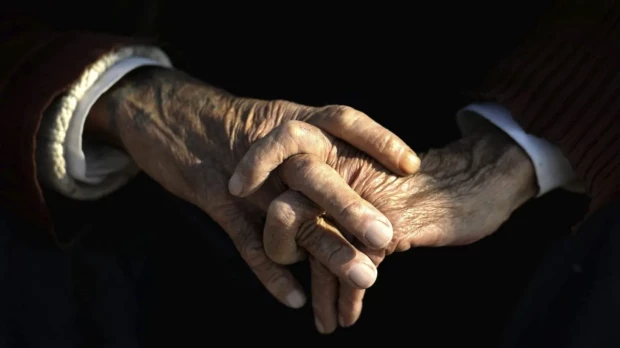 Manos de un anciano con alzhéimer