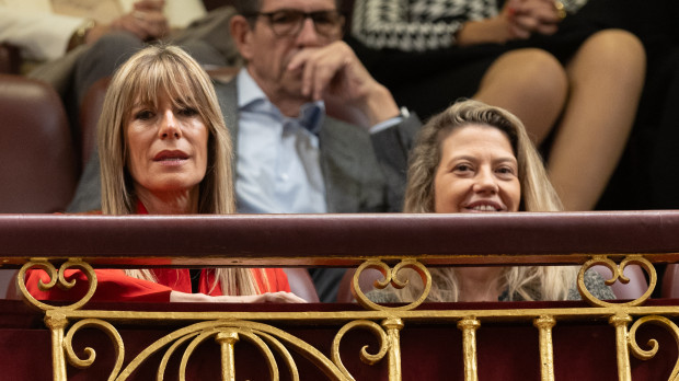 Begoña Gómez junto a su secretaria Cristina Álvarez en el Congreso de los Diputados