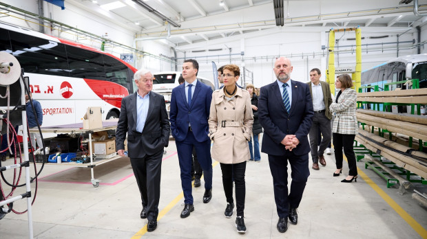 El ministro de Industria, Comercio y Turismo, Héctor Gómez, y la presidenta del Gobierno de Navarra, María Chivite, en su visita a la empresa Sunsundegui
