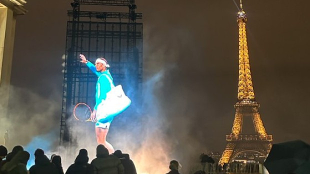 Imagen de la silueta de Rafa Nadal proyectada en la Plaza del Trocadero de París