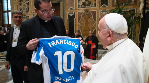 Yerai Fariñas, en el momento en el que entregó la camiseta del Dépor al Papa Francisco