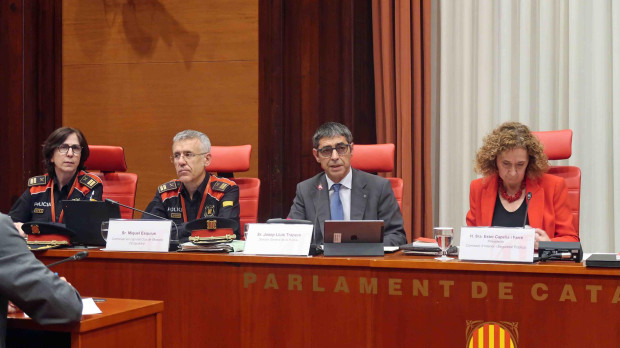 Josep Lluís Trapero comparece en el Parlament acompañado del comisario jefe de los Mossos, Miquel Esquius, y la subjefa Alicia Moriana