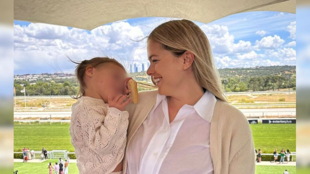 La modelo birtánica Be Bono Strong, en el hipódromo de la Zarzuela con su hija