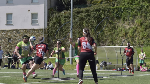 Un equipo compostelano practicando este deporte