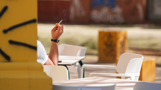 Una persona fumando en una terraza