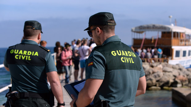 Dos agentes de la Guardia Civil de servicio