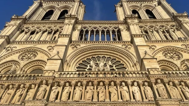 La majestuosa fachada de la catedral parisina refulge tras su restauración