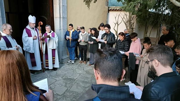 El obispo de Gerona, fray Octavi Vilà, acoge a los nuevos catecúmenos en el monasterio de Solius
