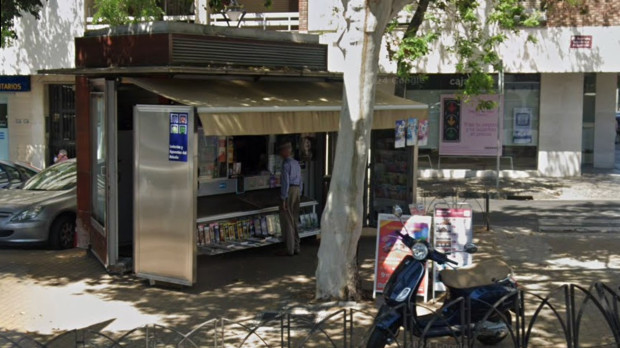 Quiosco de prensa en la avenida de República Argentina