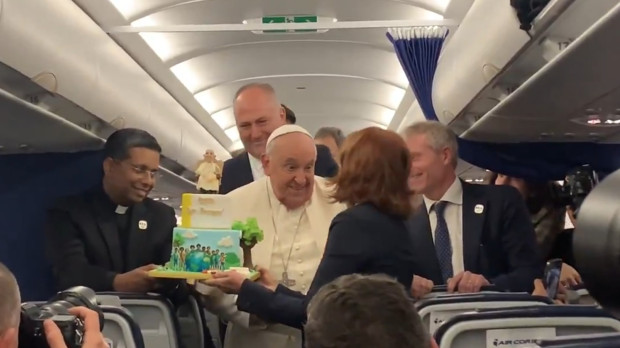 El Papa en el momento en que le entregan su tarta de cumpleaños