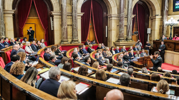 Bancadas del PP y Vox durante el debate que se ha celebrado en el Parlament