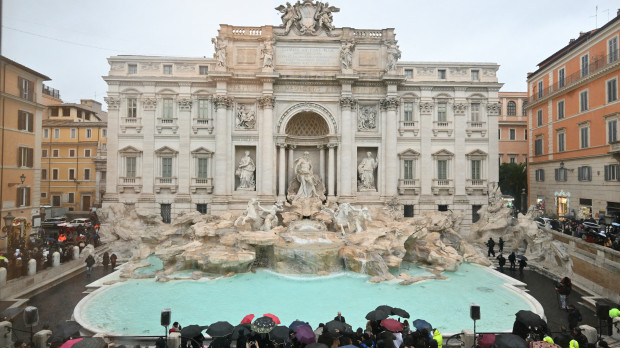 Un momento de la reapertura de la Fontana de Trevi este domingo