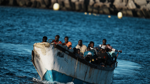 Un cayuco llega a las costas de Canarias