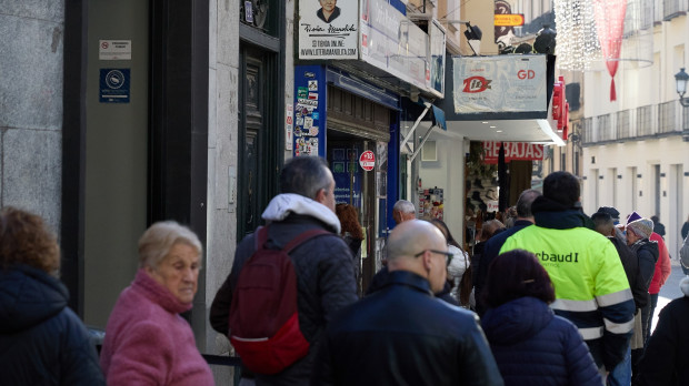 Varias personas hacen cola en la administración de Lotería Doña Manolita para comprar décimos de cara al Sorteo de El Niño