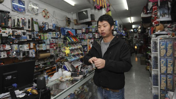 Chino vendiendo en un bazar