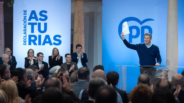 El presidente del PP, Alberto Núñez Feijóo, sostiene la Declaración de Asturias