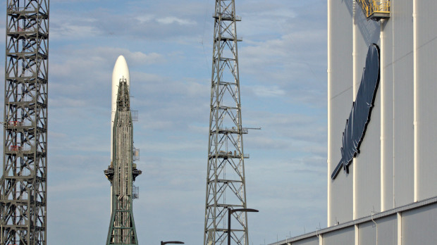 El cohete New Glenn de Blue Origin se encuentra en la plataforma de lanzamiento del Centro Espacial Kennedy en Cabo Cañaveral, Florida