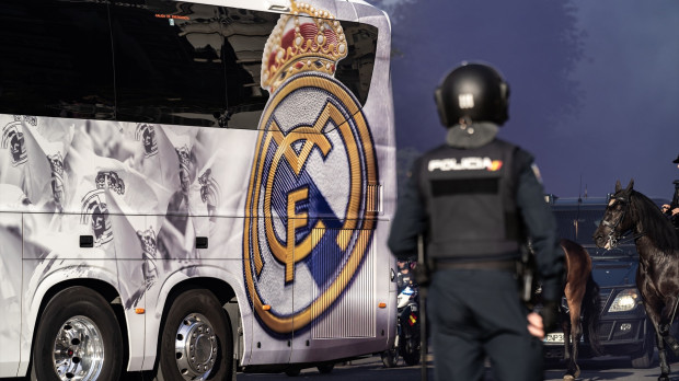 Un agente de la Policía Nacional junto al autobús del Real Madrid