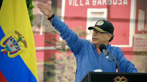 AME4497. OCAÑA (COLOMBIA), 27/01/2025.- Fotografía cedida por la Presidencia de Colombia del mandatario Gustavo Petro durante un consejo de ministros este lunes, en Ocaña (Colombia). Petro se mostró confiado en que el Gobierno pueda consolidar el control en la frontera con Venezuela, pues la violencia de la guerrilla del Ejército de Liberación Nacional (ELN) en la región del Catatumbo ha dejado al menos 41 muertos en 11 días. EFE/ Presidencia de Colombia /SOLO USO EDITORIAL NO VENTAS /SOLO DISPONIBLE PARA ILUSTRAR LA NOTICIA QUE ACOMPAÑA (CRÉDITO OBLIGATORIO)