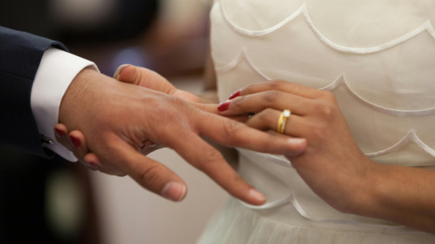 Las manos de unos novios el día de su boda