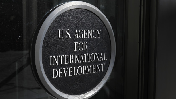 un cartel en la Agencia de los Estados Unidos para el Desarrollo Internacional (USAID) en Washington DC