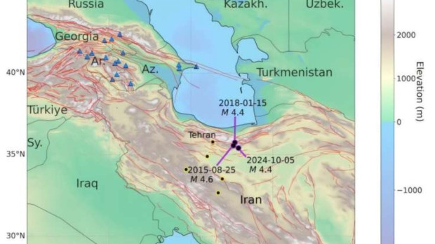 Los triángulos marcan los sismómetros utilizados para estudiar el terremoto del 5 de octubre de 2024, Las principales instalaciones nucleares iraníes se muestran como puntos amarillos y negros. Las líneas rojas indican las principales zonas de fallas
