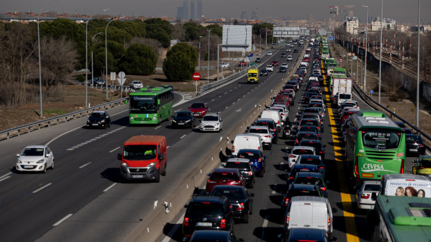 Decenas de vehículos en la A-5, a 15 de enero de 2025 (Foto de archivo)