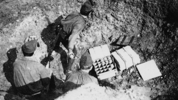 Legionarios arrojando bombas de mano desde un pozo de tirador.