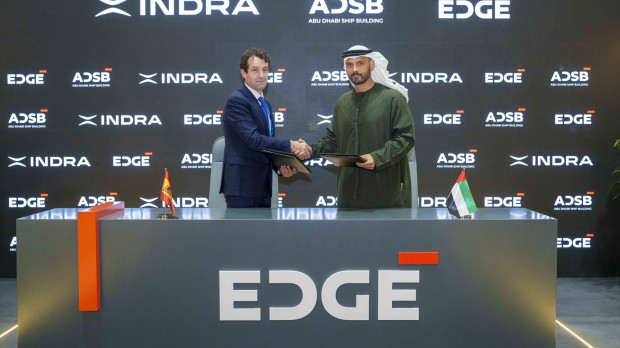 De izquierda a derecha: el presidente de Indra, Ángel Escribano, y el presidente de ADSB y de la división de Plataformas y Sistemas de Edge, Khaled Al Zaabi