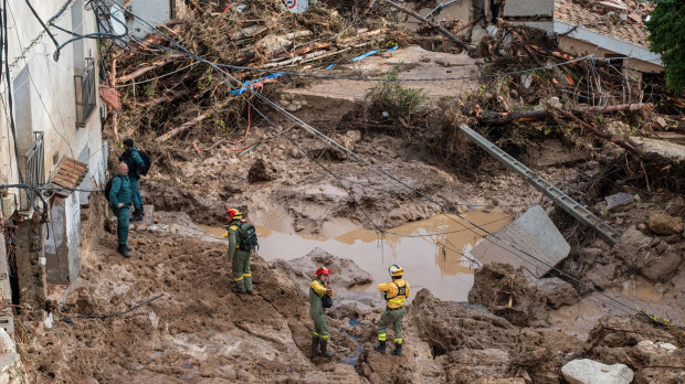 (Foto de ARCHIVO) Bomberos y agentes de la Guardia Civil trabajan en una zona afectada, a 30 de octubre de 2024, en Letur, Albacete, Castilla-La Mancha (España). Un total de 133 efectivos de diferentes grupos de emergencia trabajan en la localidad albaceteña de Letur, devastada tras fuertes lluvias. Al menos seis personas se encuentran desaparecidas como consecuencia de la DANA. Víctor Fernández / Europa Press 30 OCTUBRE 2024;EFECTIVOS;DESAPARECIDOS;DANA;DESASTRE;NATURAL;LLUVIA;PRECIPITACIONES;PIXELADA 30/10/2024