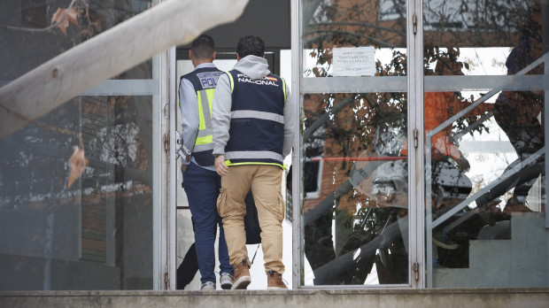 Agentes de la UDEF entrando en las dependencias de la Policía Local de Granada (archivo)