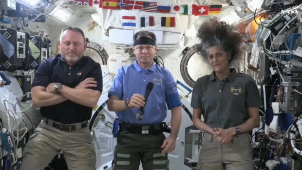 Barry “Butch” Wilmore y Sunita “Suni” Williams durante la rueda de prensa organizada por la NASA