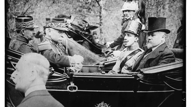 Alfonso XIII de visita en París en 1913, un año antes del inicio de la Primera Guerra Mundial. Sentado a su lado el presidente de la Tercera República francesa Raymond Poincaré