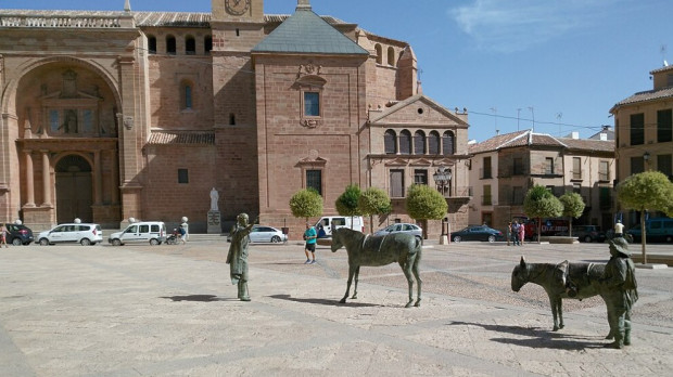 Plaza Mayor con las estatuas de don Quijote y Sancho