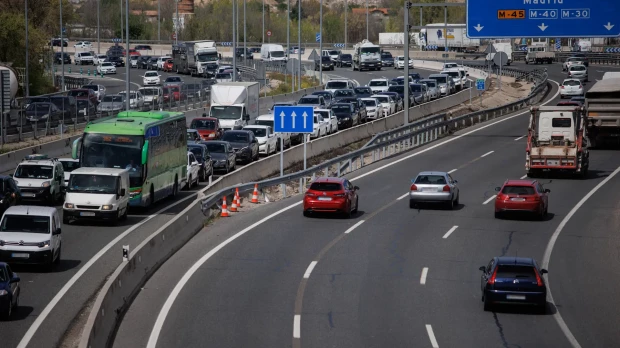 Se debe circular por el carril derecho, el central y el izquierdo son para adelantar