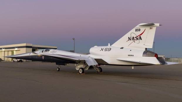 El silencioso avión de investigación supersónico X-59 de la NASA se encuentra en una rampa en Lockheed Martin Skunk Works en Palmdale, California, durante el atardecer