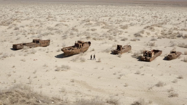 El mar de Aral fue en su día el cuarto lago más grande del mundo, pero hace 60 años la industria local desvió los ríos que lo alimentaban para regar campos de algodón