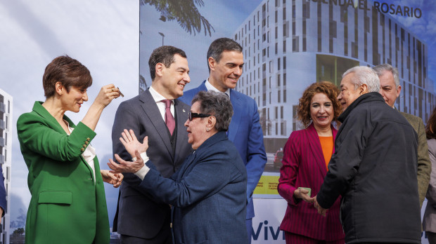 Pedro Sánchez, con dos de sus ministras en una entrega de llaves a inquilinos de vivienda pública en Sevilla
