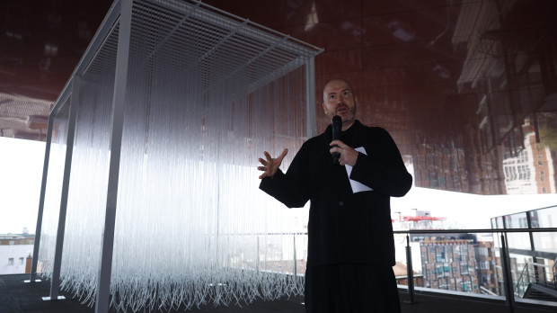 Manuel Segade con una de las esculturas que el Museo Reina Sofía ha instalado en sus terrazas