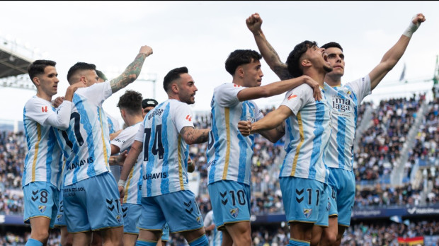 Los jugadores del Málaga celebran un gol en La Rosaleda