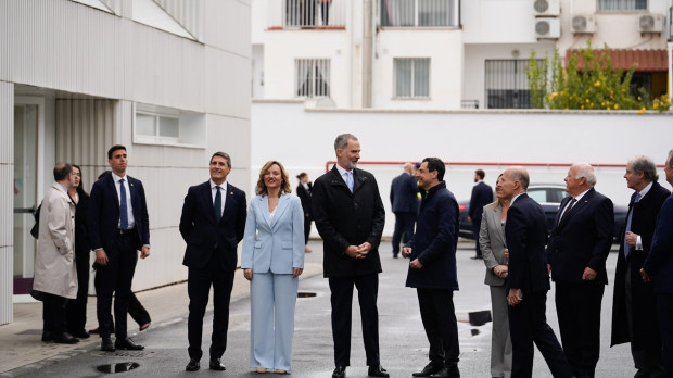 El Rey departe con el presidente de la Junta, Juanma Moreno, en presencia de la ministra de Educación, Pilar Alegría, el delegado del Gobierno, Pedro Fernández, y la alcaldesa de Granada, Marifrán Carazo ARSENIO ZURITA/EUROPA PRESS 03/4/2025