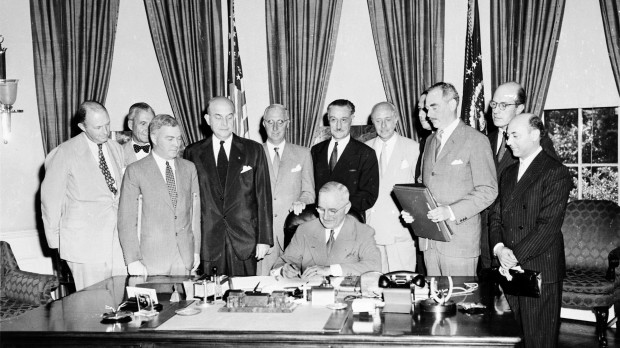 Firma del Tratado de Washington por el presidente de Estados Unidos, Harry Truman, el 4 de abril de 1949