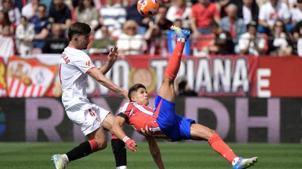 Giuliano Simeone despeja un balón de chilena en el partido ante el Sevilla