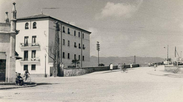 El comienzo, a la izquierda, de la avenida de América, entre la ermita del Pretorio y los pisos de RENFE (1960)