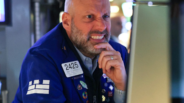 Un operador trabaja en el parqué de la Bolsa de Valores de Nueva York (NYSE)