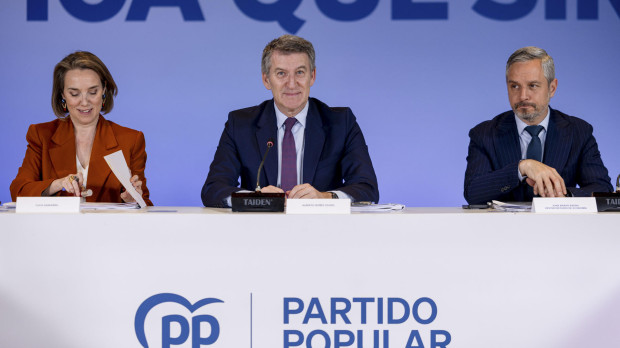 El líder del PP, Alberto Núñez Feijóo (c), acompañado de la secretaria general, Cuca Gamarra y el vicesecretario de Economía del partido, Juan Bravo, se reúne este lunes en la sede de Génova con representantes de organizaciones afectadas por los aranceles anunciados por el presidente estadounidense, Donald Trump, y con consejeros de los gobiernos autonómicos del Partido Popular de áreas relacionadas con las tarifas