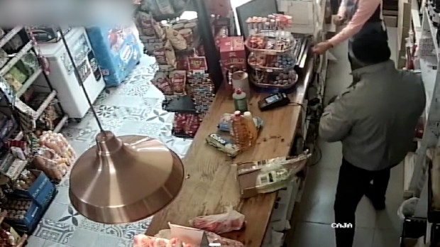 Detenido por robar en un comercio de Viator (Almería) encapuchado y amenazando a la dependienta con un arma blanca REMITIDA / HANDOUT por GUARDIA CIVIL DE ALMERÍA Fotografía remitida a medios de comunicación exclusivamente para ilustrar la noticia a la que hace referencia la imagen, y citando la procedencia de la imagen en la firma 08/4/2025